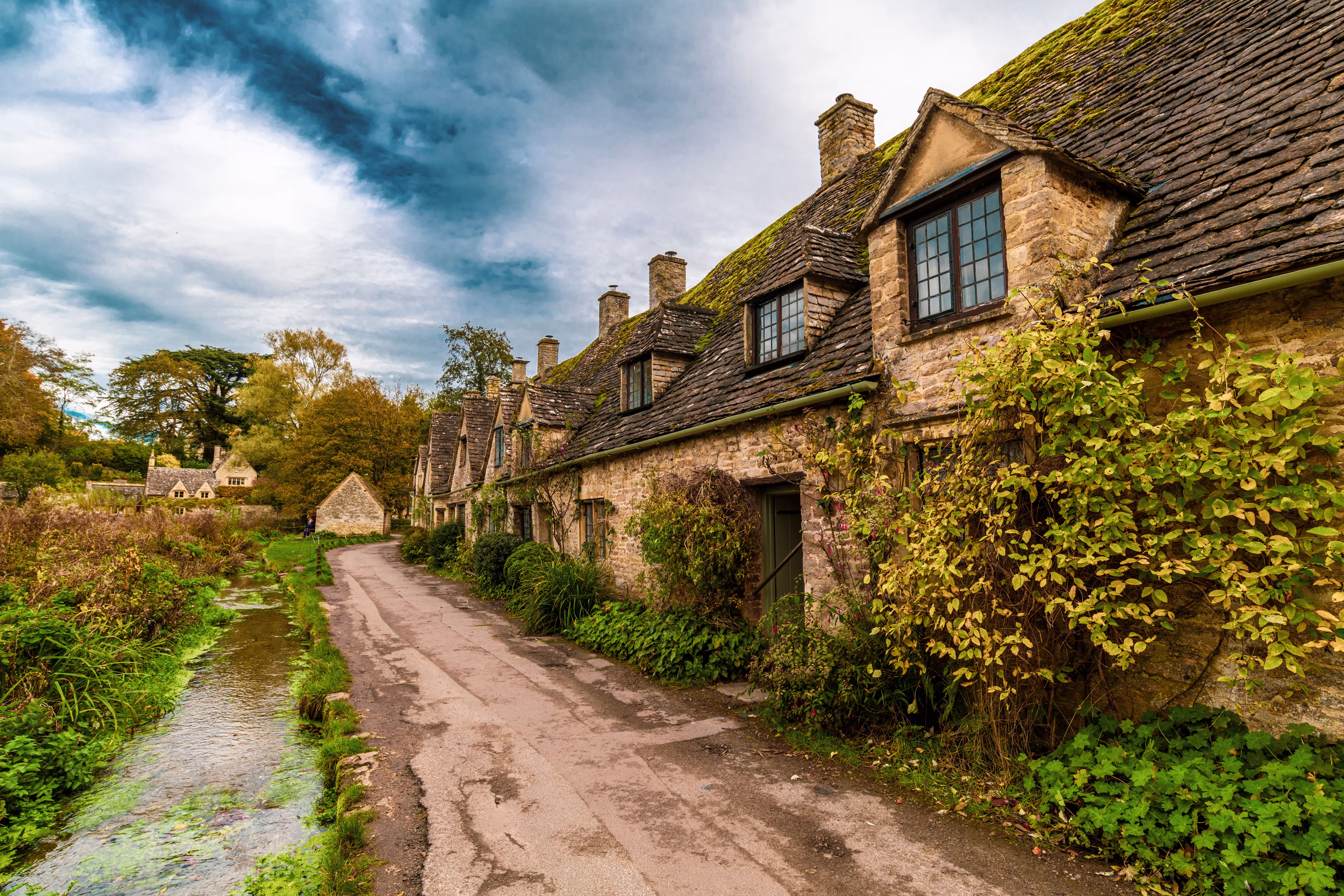 tone-cottages-along-a-scenic-road-img
