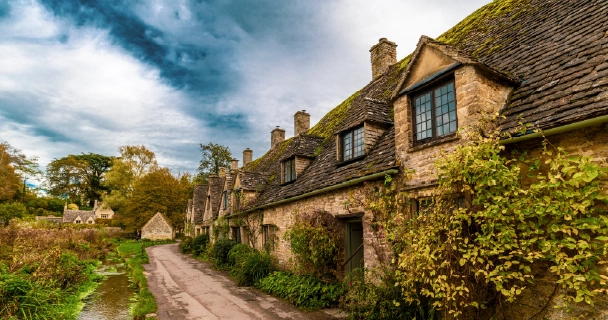 tone-cottages-along-a-scenic-road-img