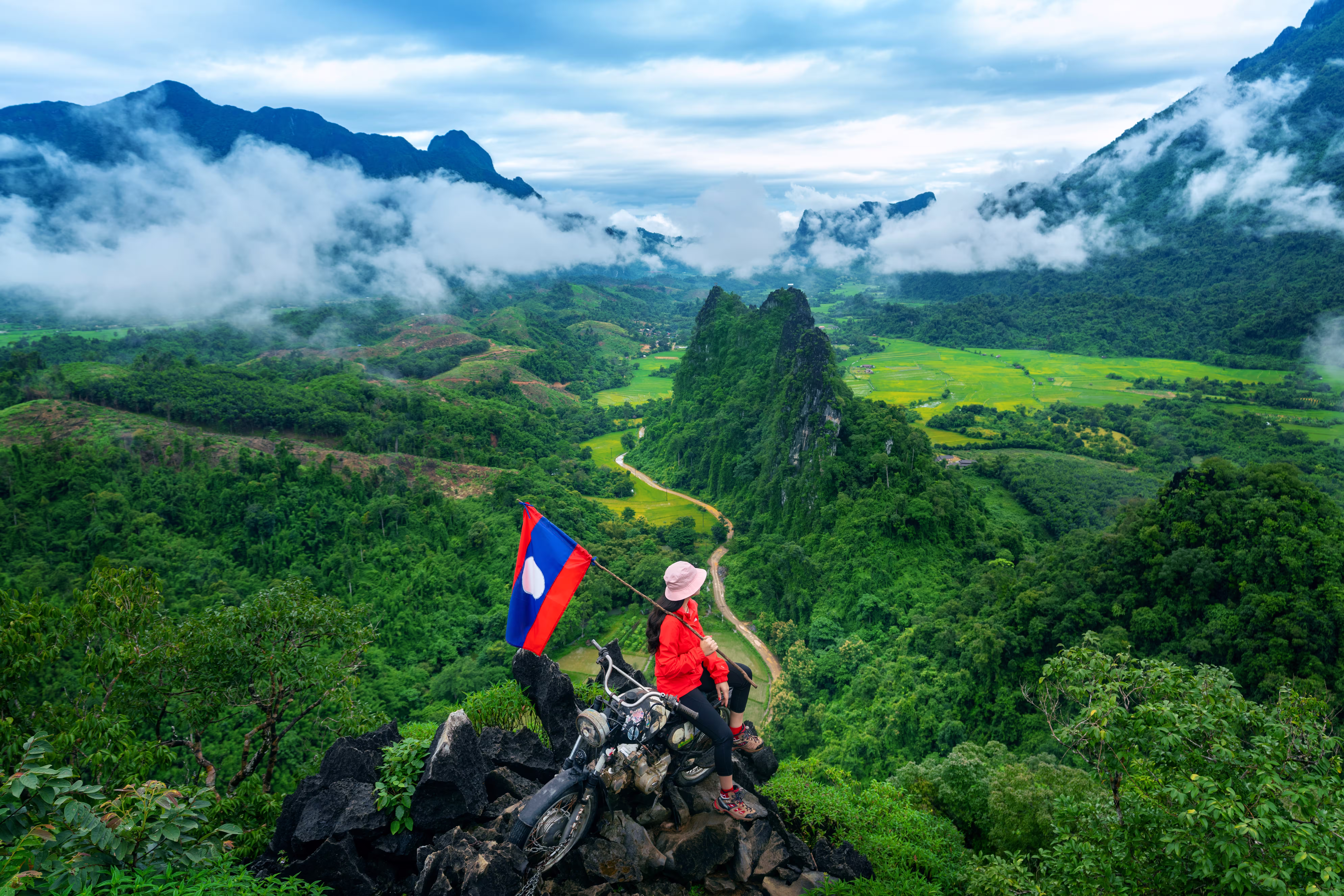 tourist-holding-lao-flag-img